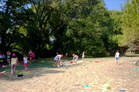 poules au camping la source en ardeche meridionale