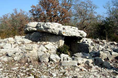 dolmen à proximité du camping la source ardeche